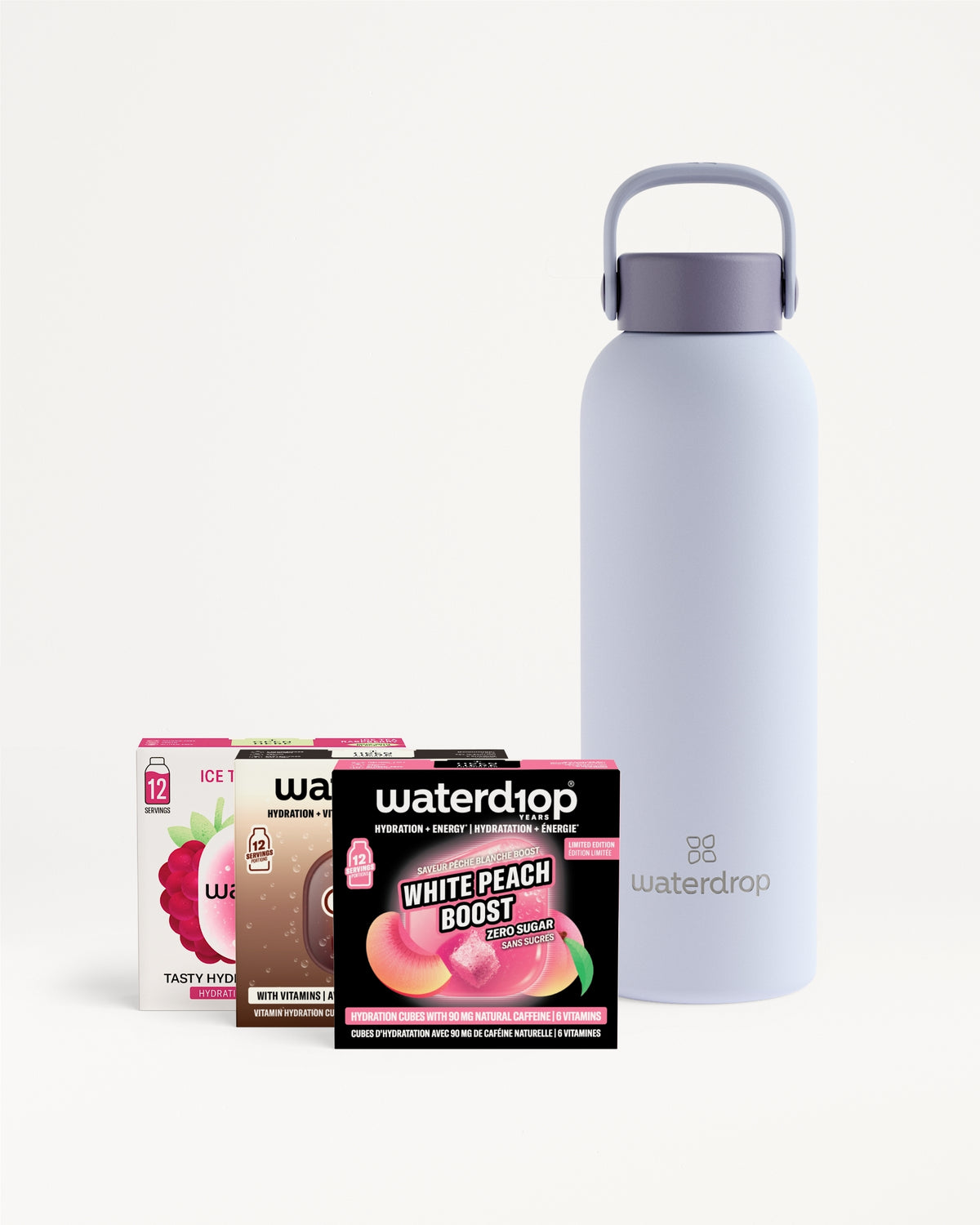 Lila wiederverwendbare Wasserflasche mit Griff neben vier Getränkebeutelchen.