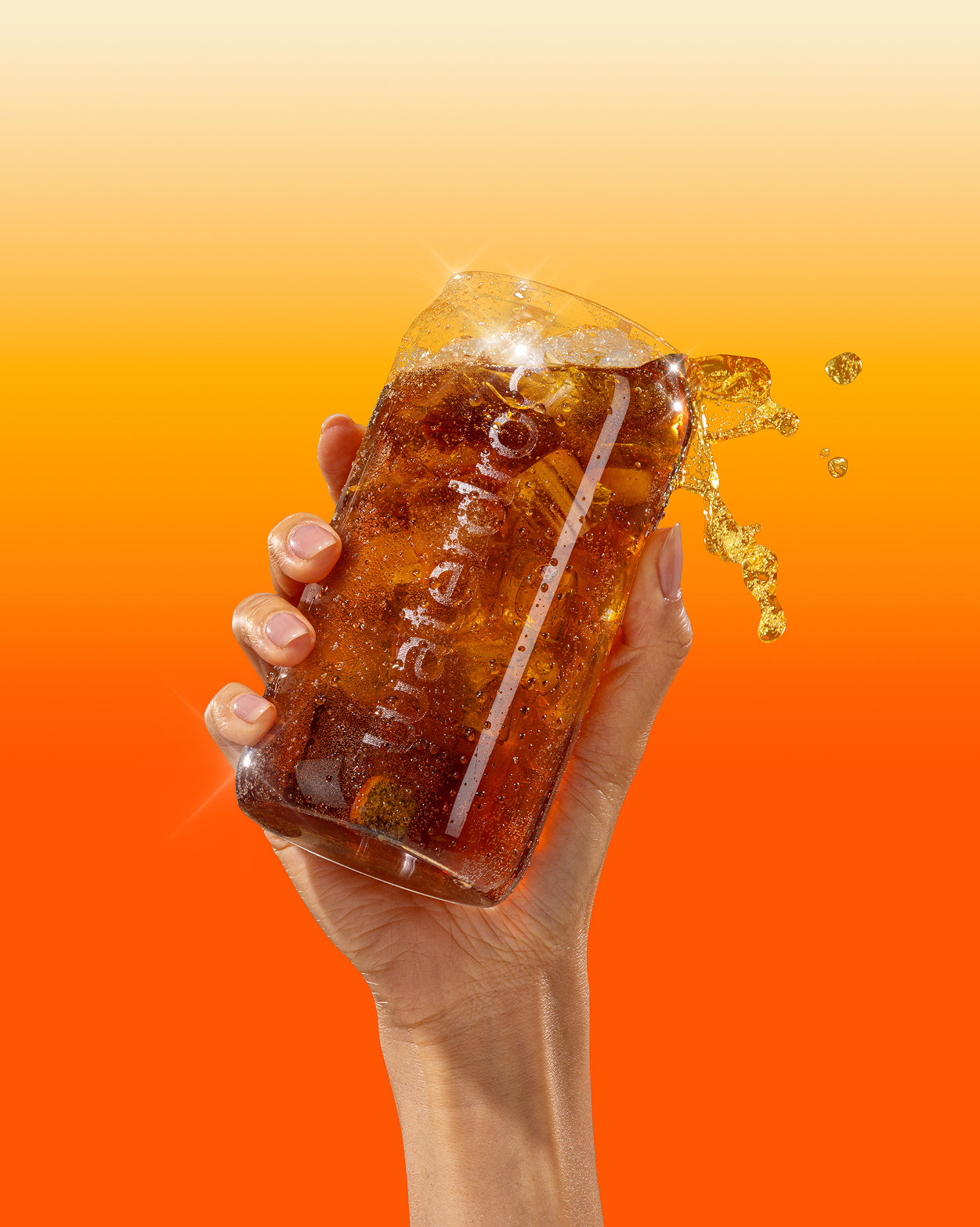 COLA Glass Can aus Borosilikat mit spritzigem Getränk.