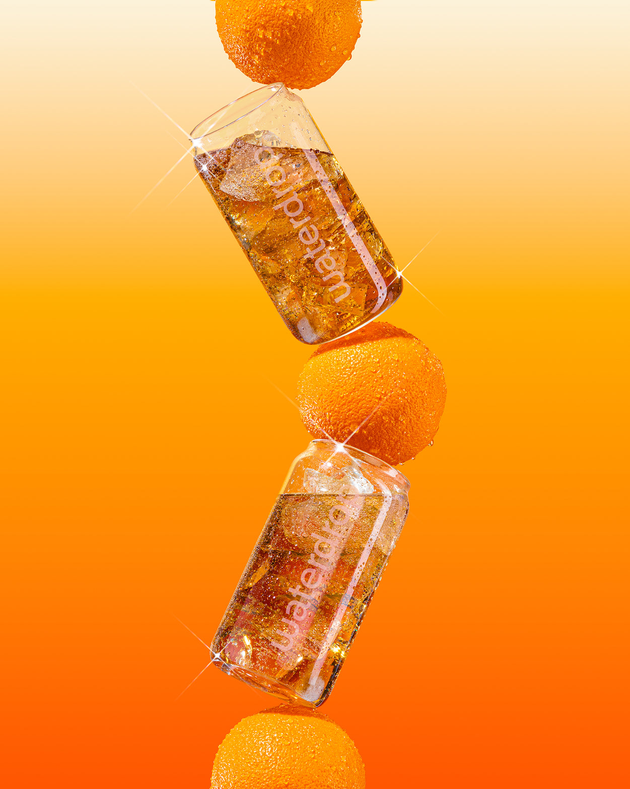 COLA Glass Can mit eisgekühltem, orange-infusiertem Getränk und frischen Orangen.