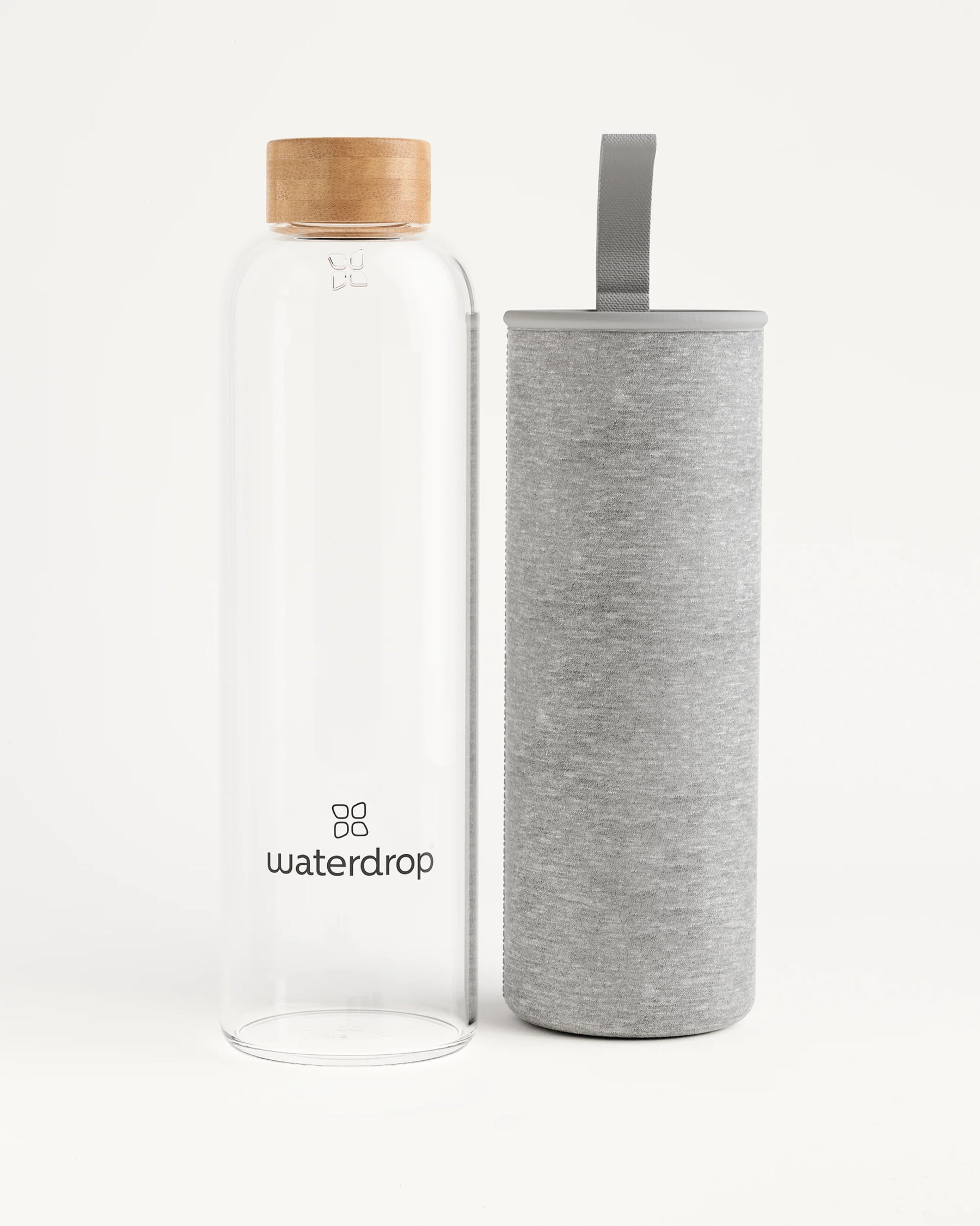 Clear Glass Bottle mit Holzkappe und grauem Stoffträger von waterdrop®.