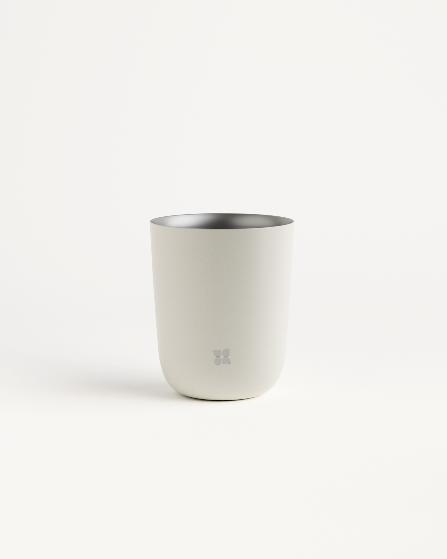 Steel Cup: Doppelwandiger Becher aus Edelstahl mit kleinem Logo.