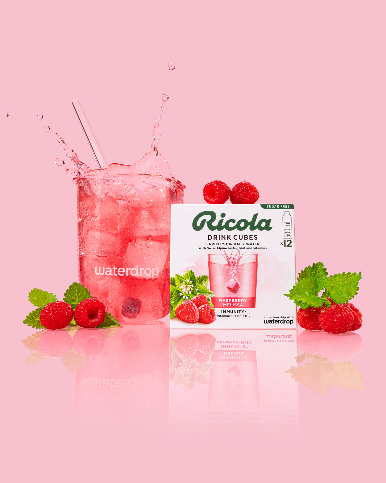 Ricola Discovery Set mit Himbeer-Melisse Drink Cubes und Wasserdrop Glas.