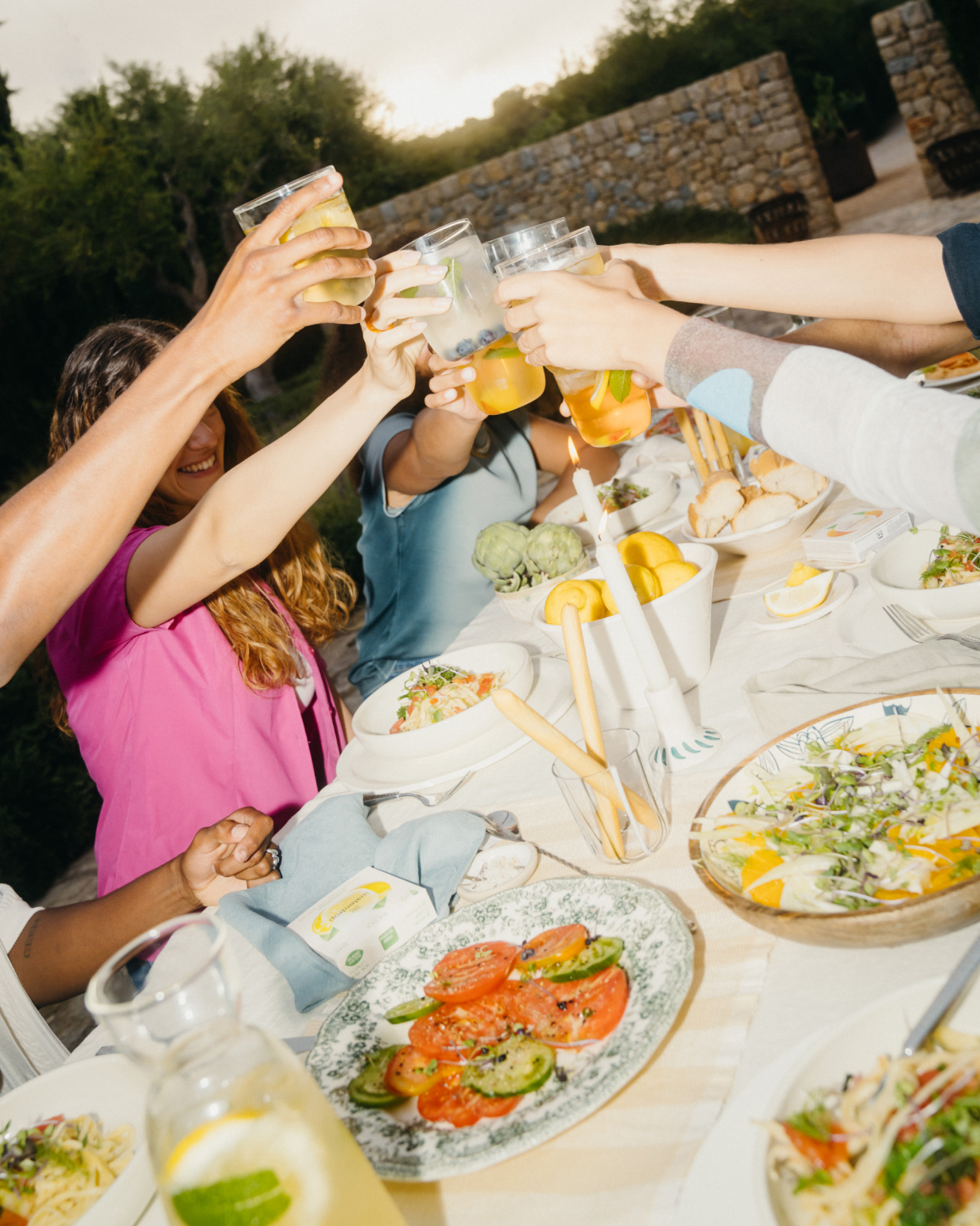 Alfresco-Dinner mit Clear Glasses für fruchtige Erfrischungen.
