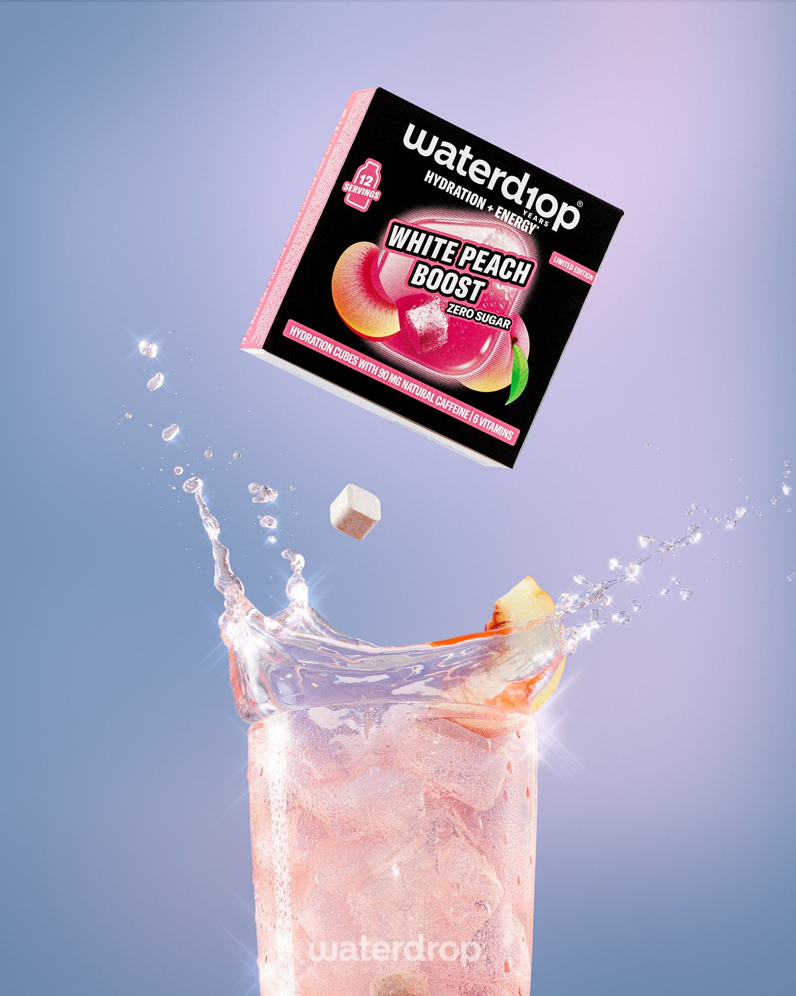 Verpackung des White Peach Boost-Drinks schwebt über einem hohen Glas mit rosa Getränk und Eis.