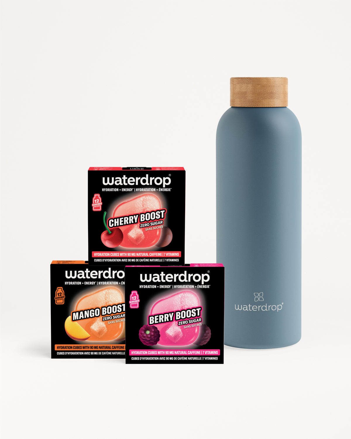Set aus drei Waterdrop-Geschmacksboxen neben einer blauen wiederverwendbaren Flasche mit Holzdeckel.